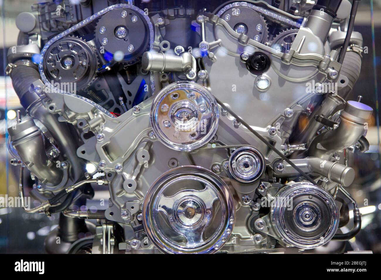 Primo piano isolato dei dettagli di un motore automobilistico. Foto Stock