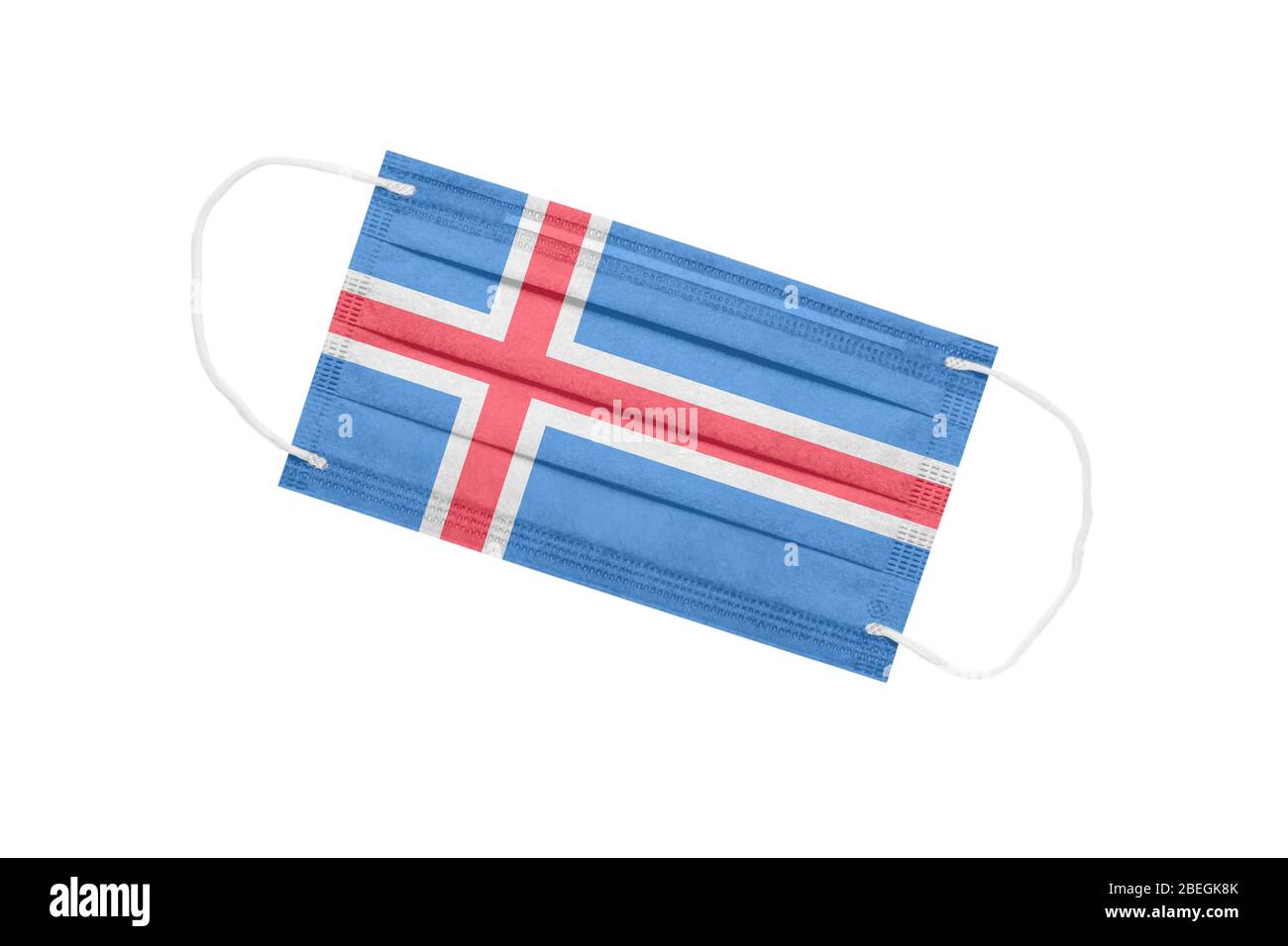 Maschera medica facciale con bandiera dell'islanda isolata su sfondo bianco. Concetto pandemico in Islanda. Attributo dell'epidemia di coronavirus in Islanda. Medio Foto Stock