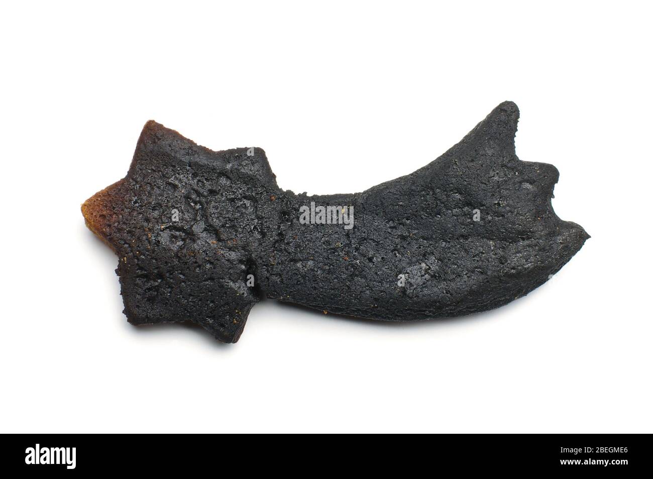 Biscotto di pan di zenzero nero bruciato isolato su sfondo bianco Foto Stock