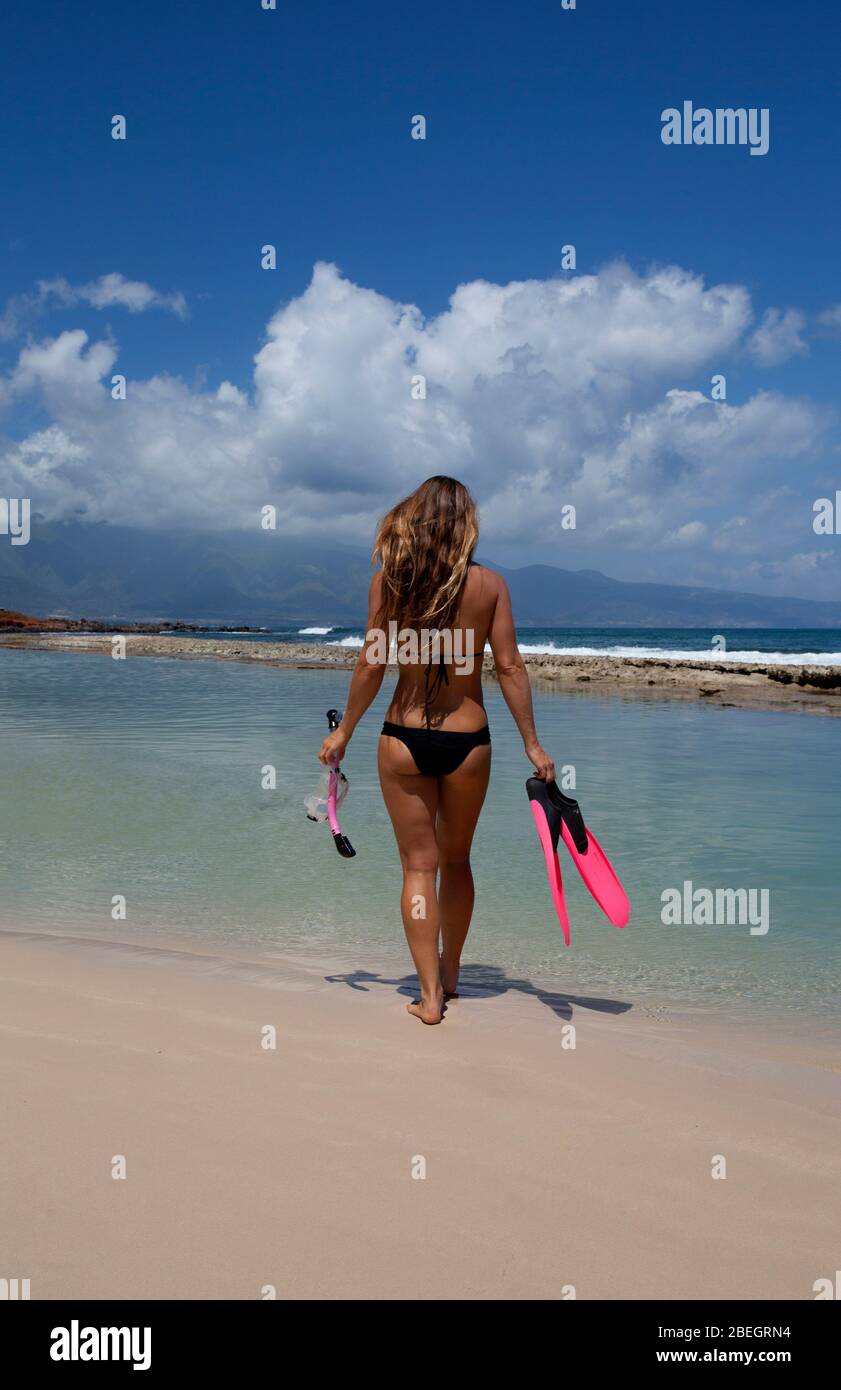 Donna con attrezzatura da snorkeling a Baldwin Beach, Maui, Hawaii. Foto Stock