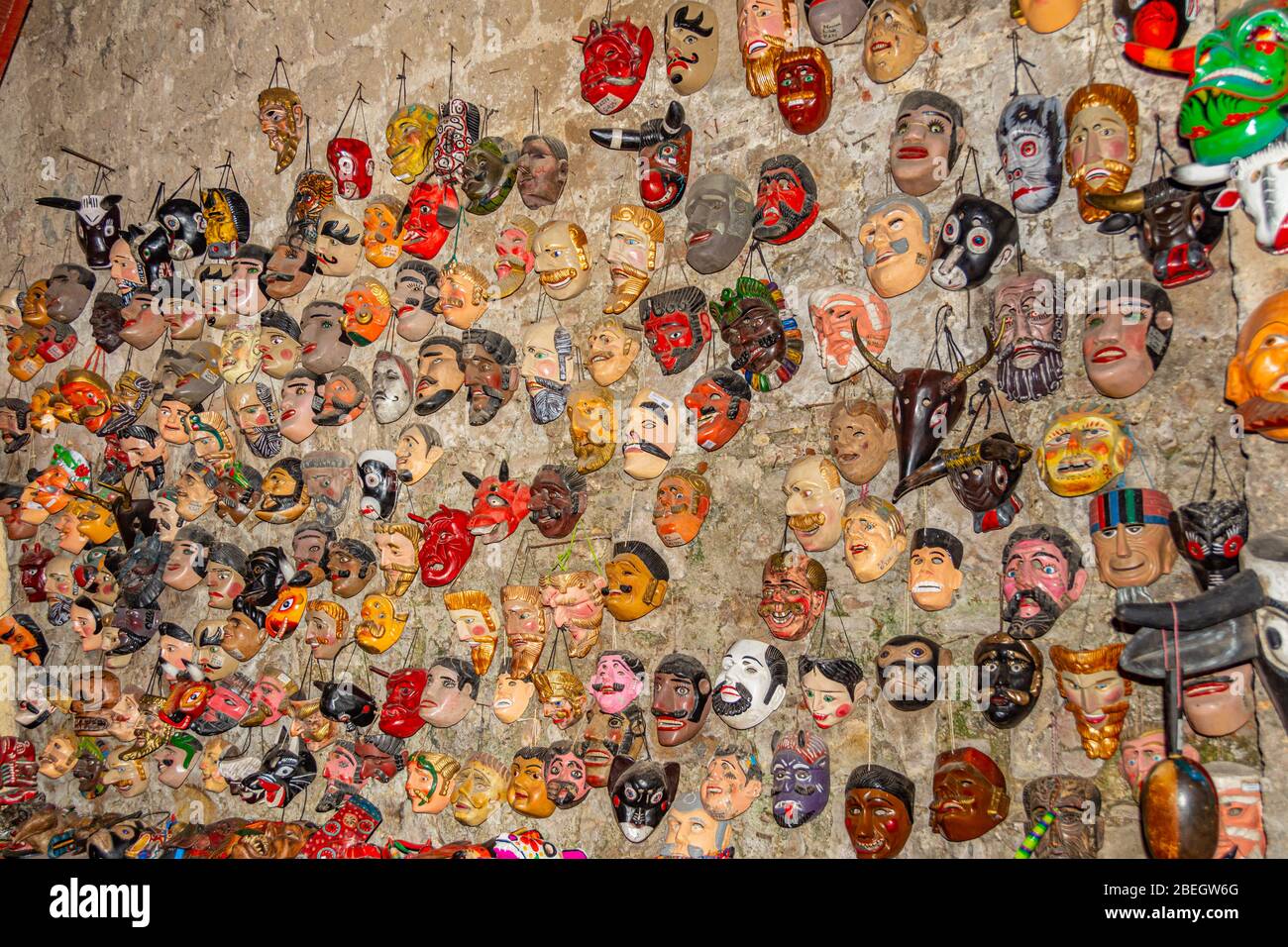 Muro con maschere facciali tradizionali ad Antigua, Guatemala Foto Stock
