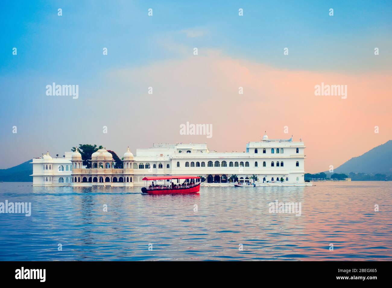 Lake Palace Palace Palace sul lago Pichola al crepuscolo, Udaipur, Rajasthan, India Foto Stock