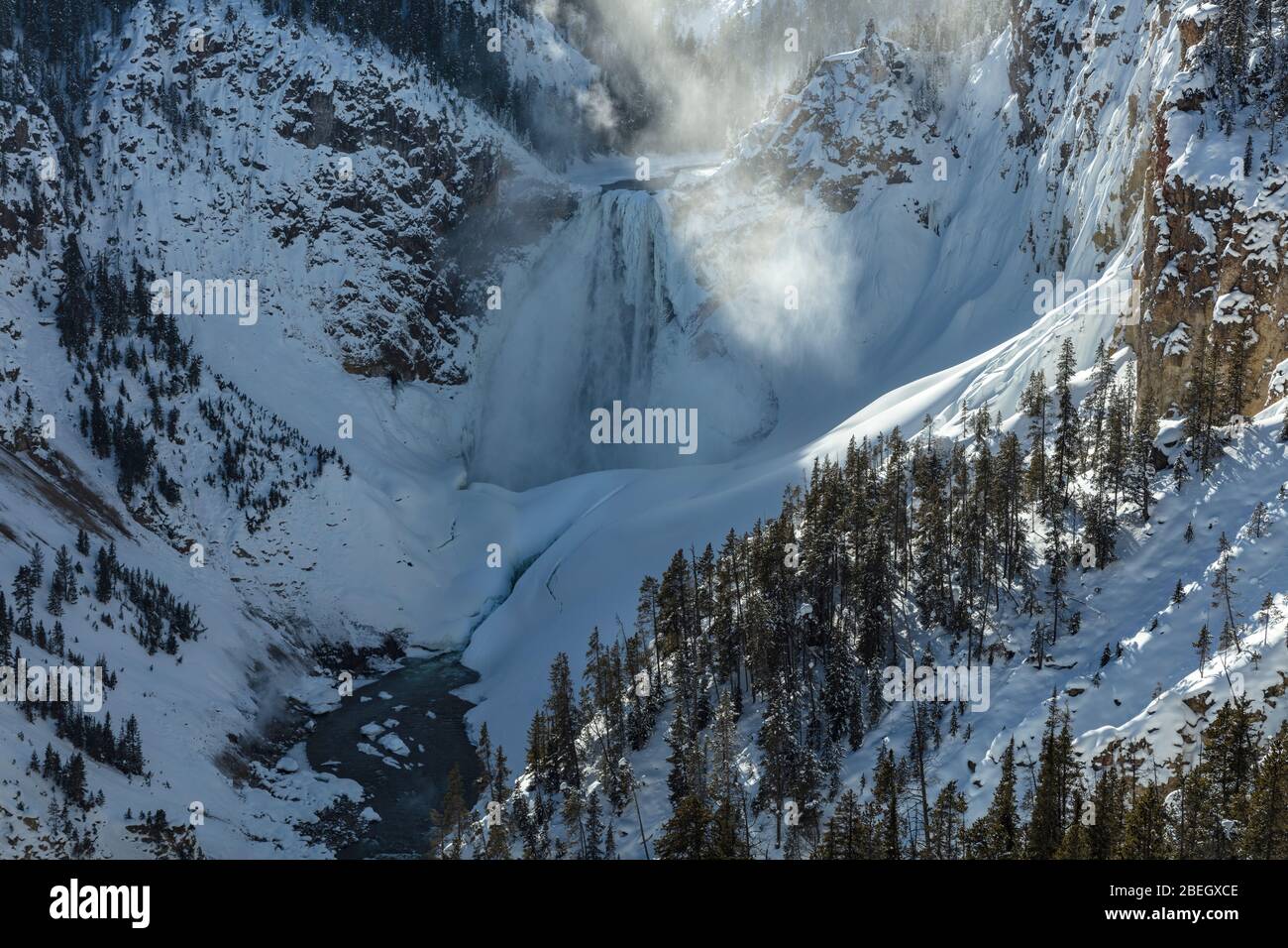 Cascate inferiori della Yellowstone durante l'inverno Foto Stock