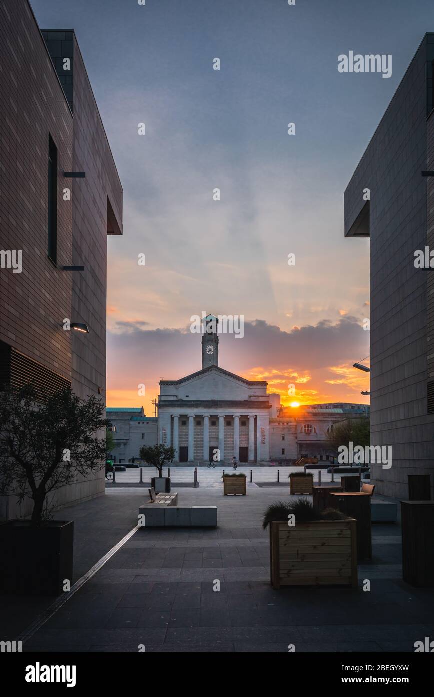 Tramonto su Guildhall Square con Guildhall e Civic Center Clock Tower durante la pandemia di Covid blocco nel 2020, Southampton, Inghilterra, Regno Unito Foto Stock