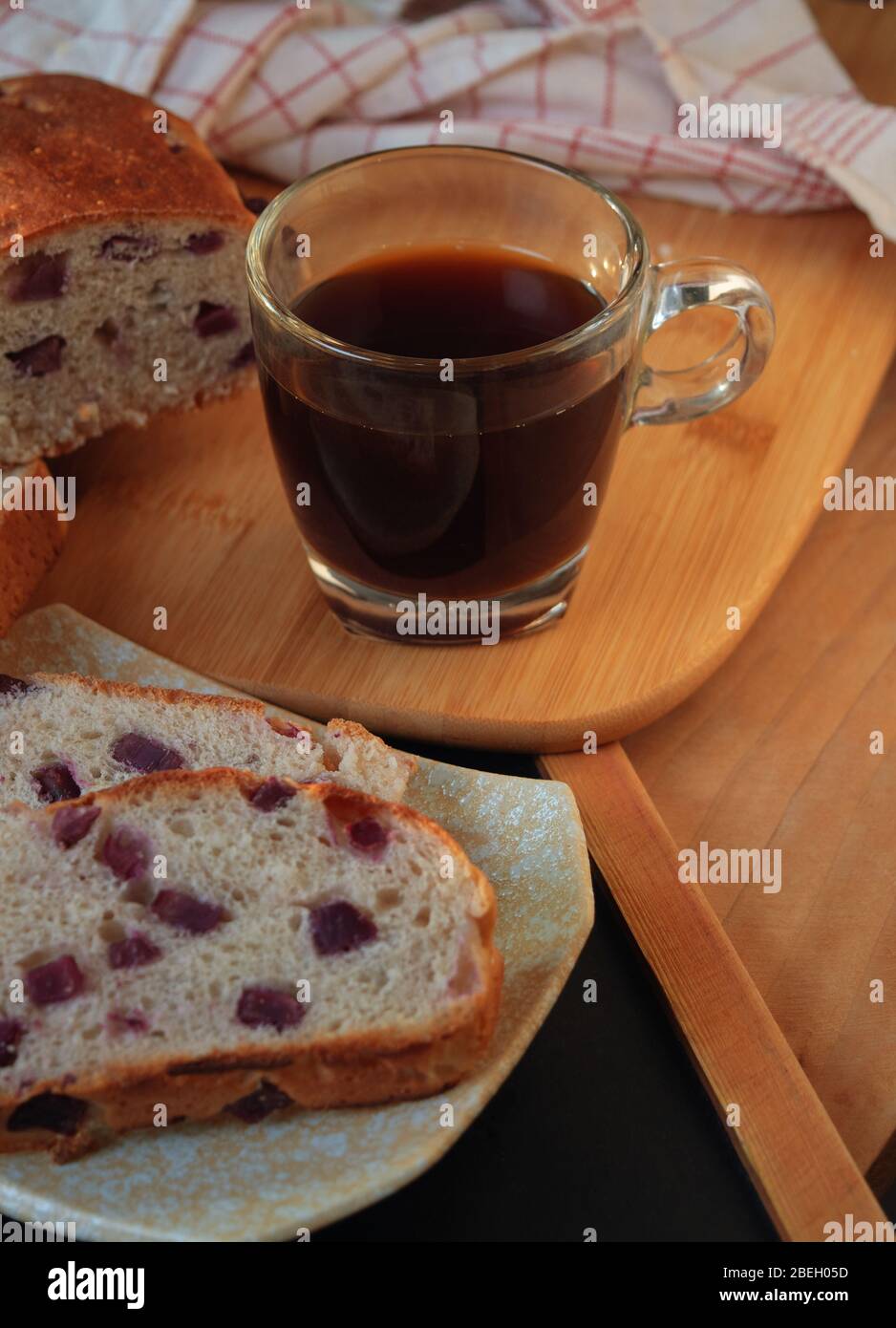 Pane fatto in casa con patate dolci servito con caffè nero Foto Stock