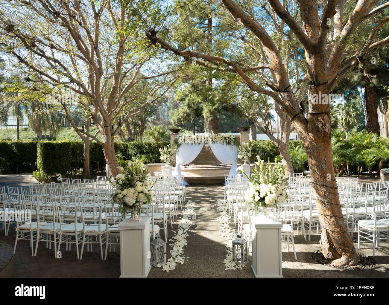 Uno spazio esterno per matrimoni con sedie in legno Foto Stock
