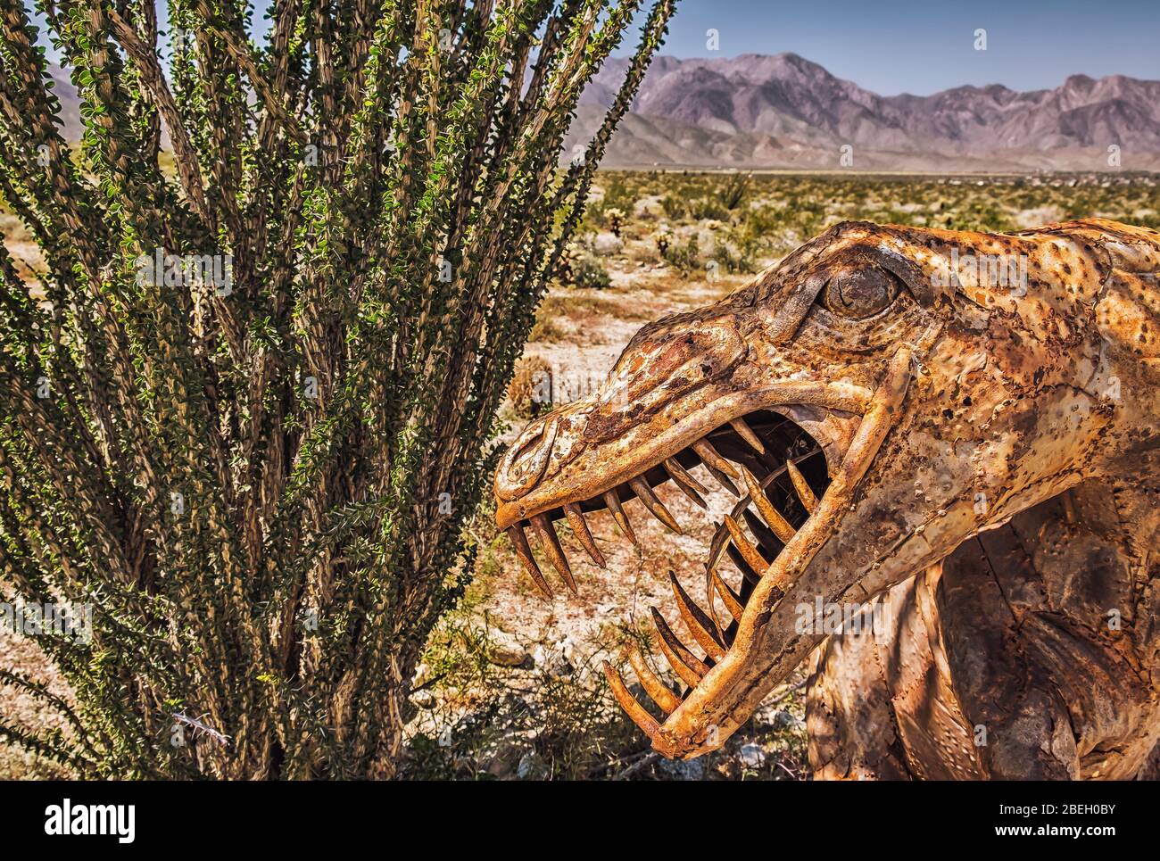 California, USA, marzo 2019, primo piano di una scultura in metallo con testa di dinosauro realizzata dall'artista Ricardo Breceda nell'Anza-Borrego Desert state Park Foto Stock