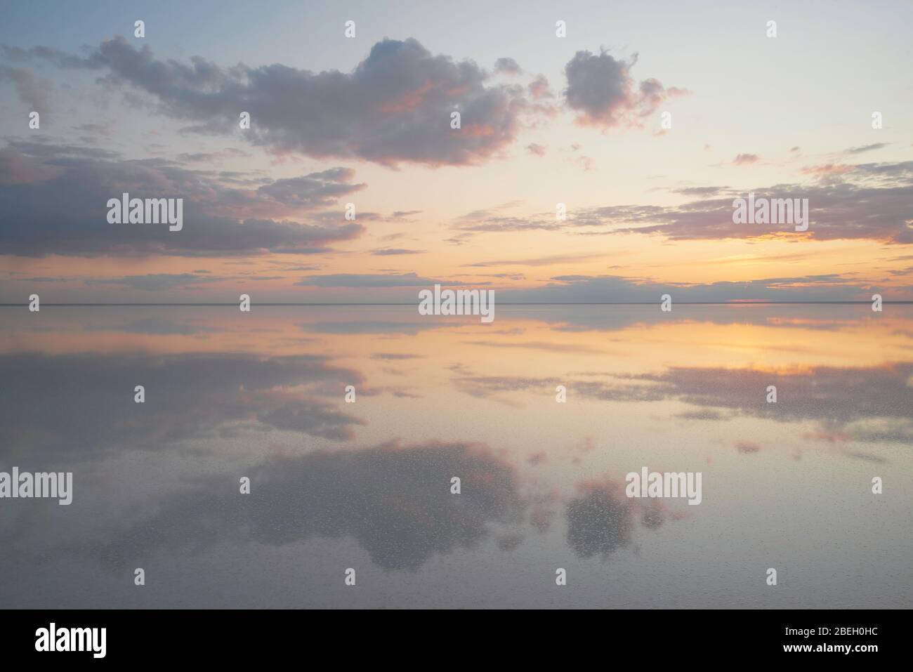 Lago Elton, scena di tranquillità con speculare caldo tono nuvoloso Foto Stock