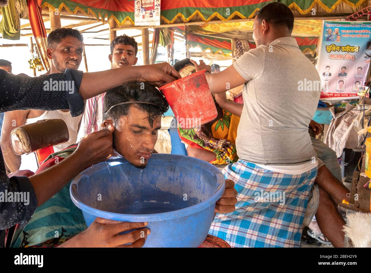 Uomo al Barbiere Shop, pesca a nord di Cox Bazar Foto Stock