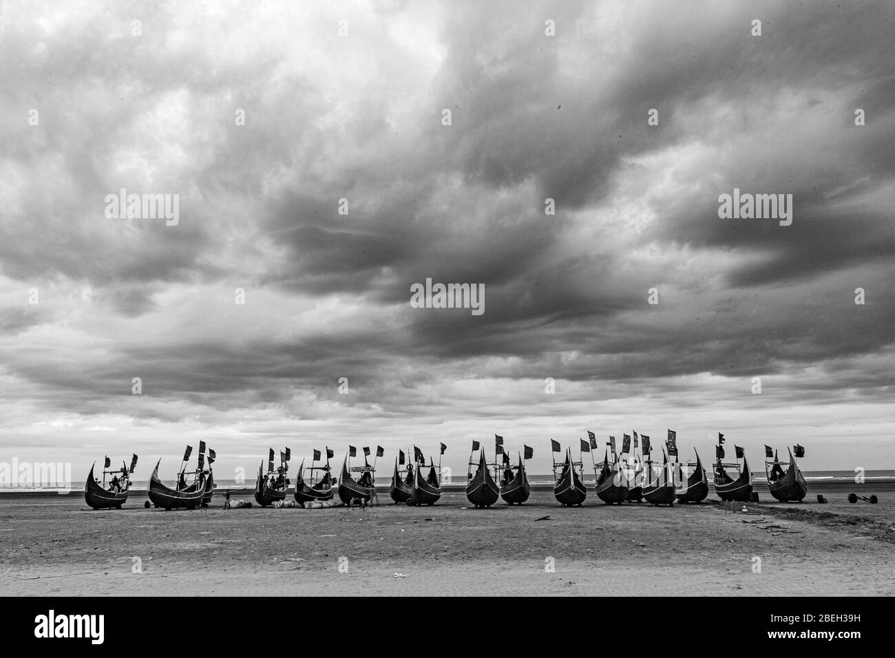 Barche da pesca a forma di luna sulla baia del Bengala, a sud del Bazar di Cox Foto Stock
