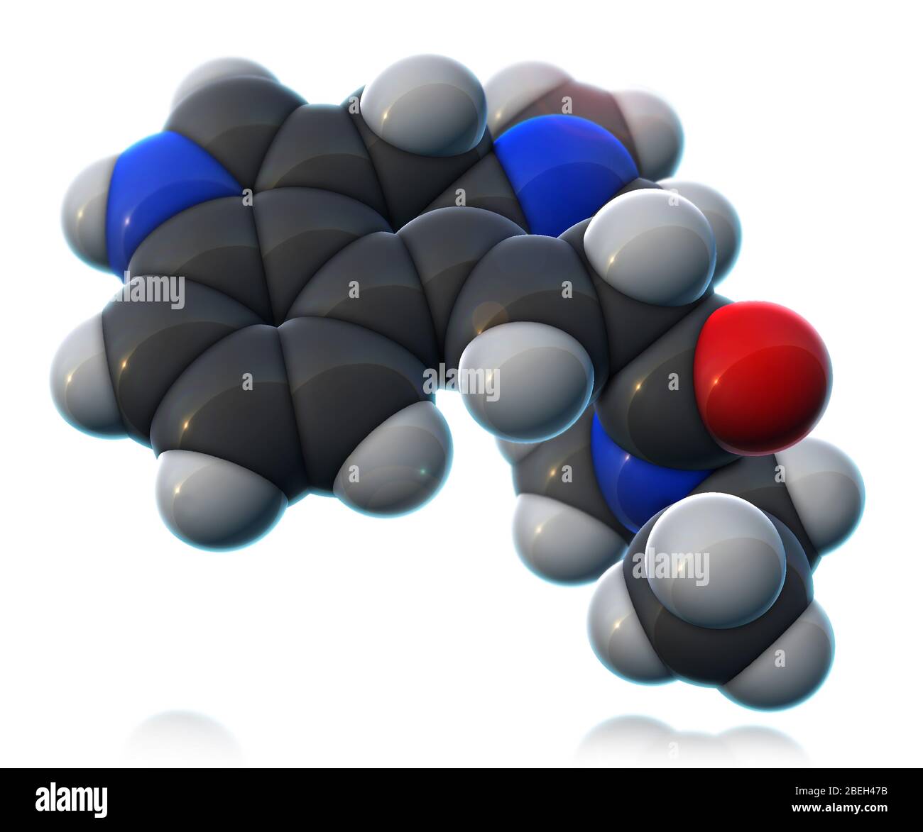 Un modello molecolare di LSD (acido lisergico dietilammide), un farmaco psichedelico che colpisce il processo di pensiero di un utente, la percezione visiva, il senso del tempo, e può innescare sinestesia ed esperienze spirituali. LSD è un composto incolore, inodore e insapore, sintetizzato da una sostanza chimica presente in un fungo di grano coltivato su segale. Il farmaco viene solitamente assunto sotto forma di carta assorbente, cubetti di zucchero, gelatina o iniettato con una siringa. Gli atomi sono colorati in grigio scuro (carbonio), grigio chiaro (idrogeno), rosso (ossigeno) e blu (azoto). Foto Stock