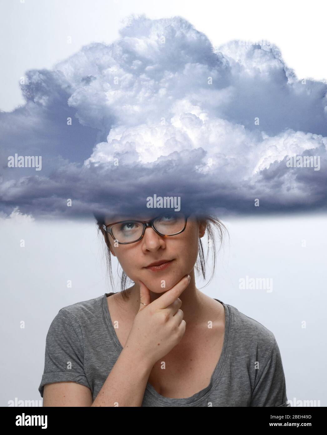 Donna con testa nelle nuvole Foto Stock