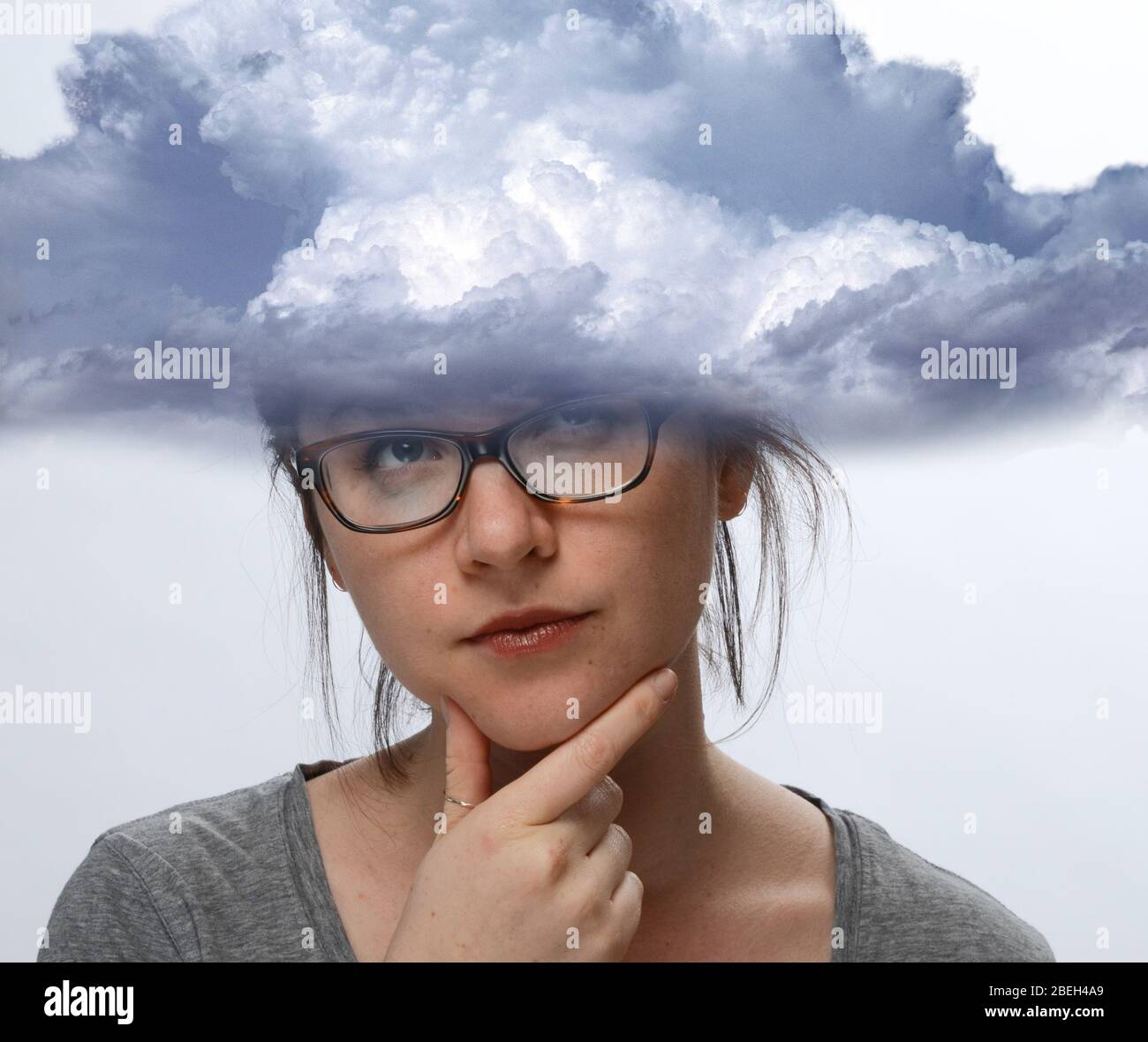 Donna con testa nelle nuvole Foto Stock