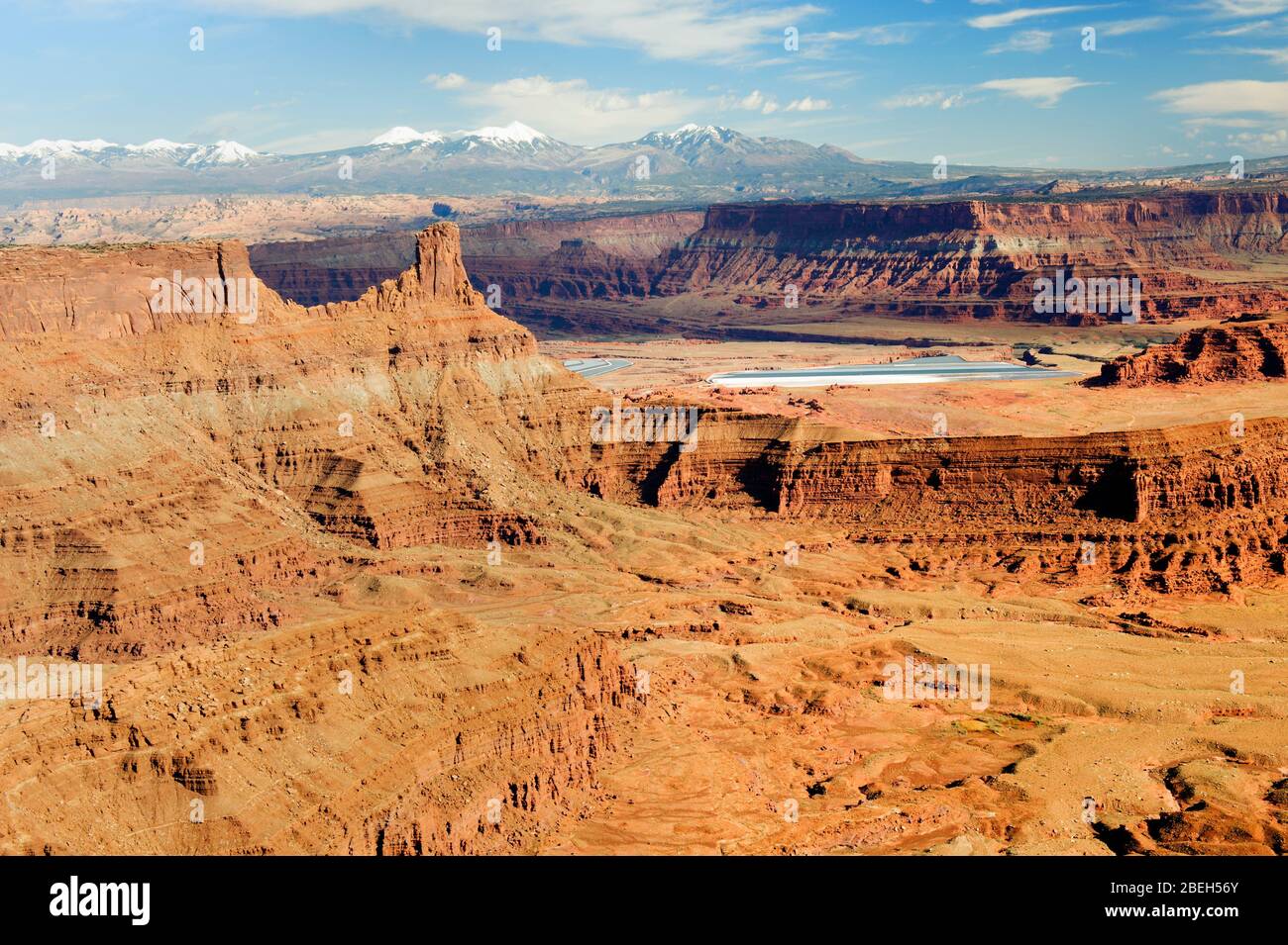 Dietro l'area di Rocks e le montagne LaSal, visto dal Dead Horse Point state Park, Utah. Foto Stock
