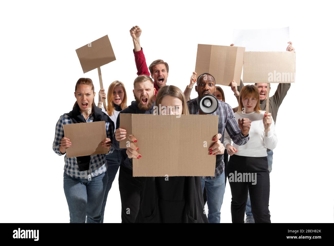 Gruppo emotivo multiculturale di persone che urlano mentre tengono in bianco cartelli su sfondo bianco. Donne e uomini che gridano, chiamano. Attivismo, cittadinanza attiva, vita sociale, protesta, diritti umani. Foto Stock