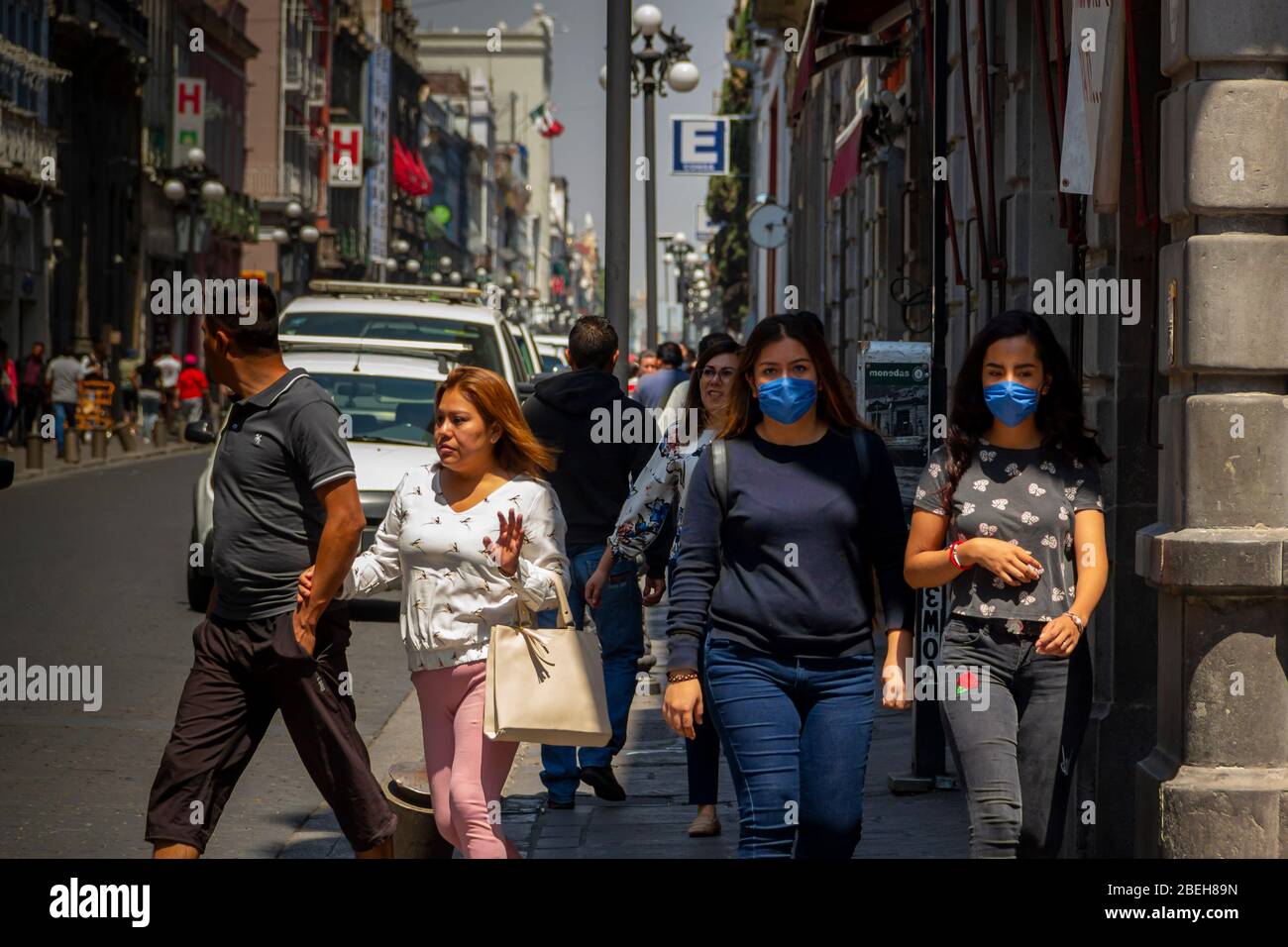 Cittadini messicani con maschere facciali camminano per le strade nel mezzo di un'emergenza sanitaria per il Covid-19 senza paura di essere infettati. Foto Stock