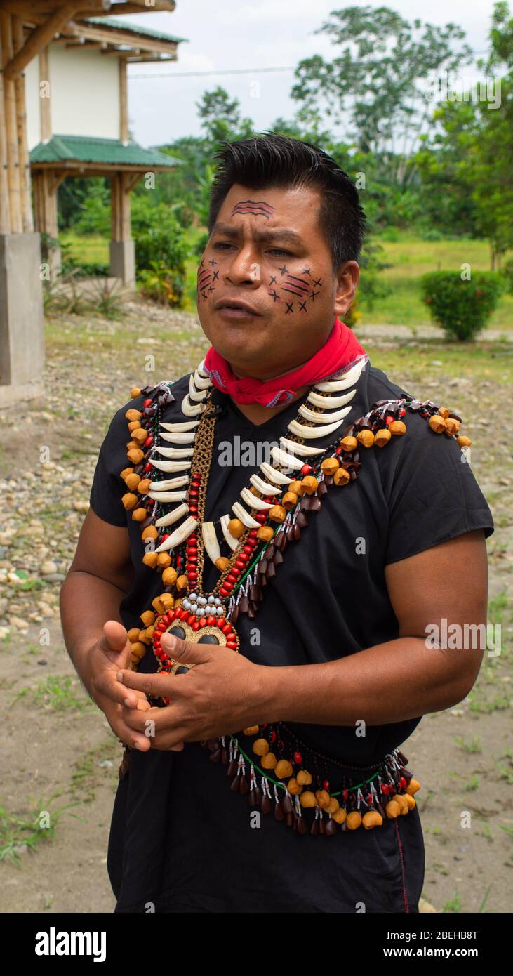 Uomo etnico cofano che parla di abbigliamento tradizionale nella comunità del millennio Cofan Dureno situata ai margini del fiume Aguarico Foto Stock