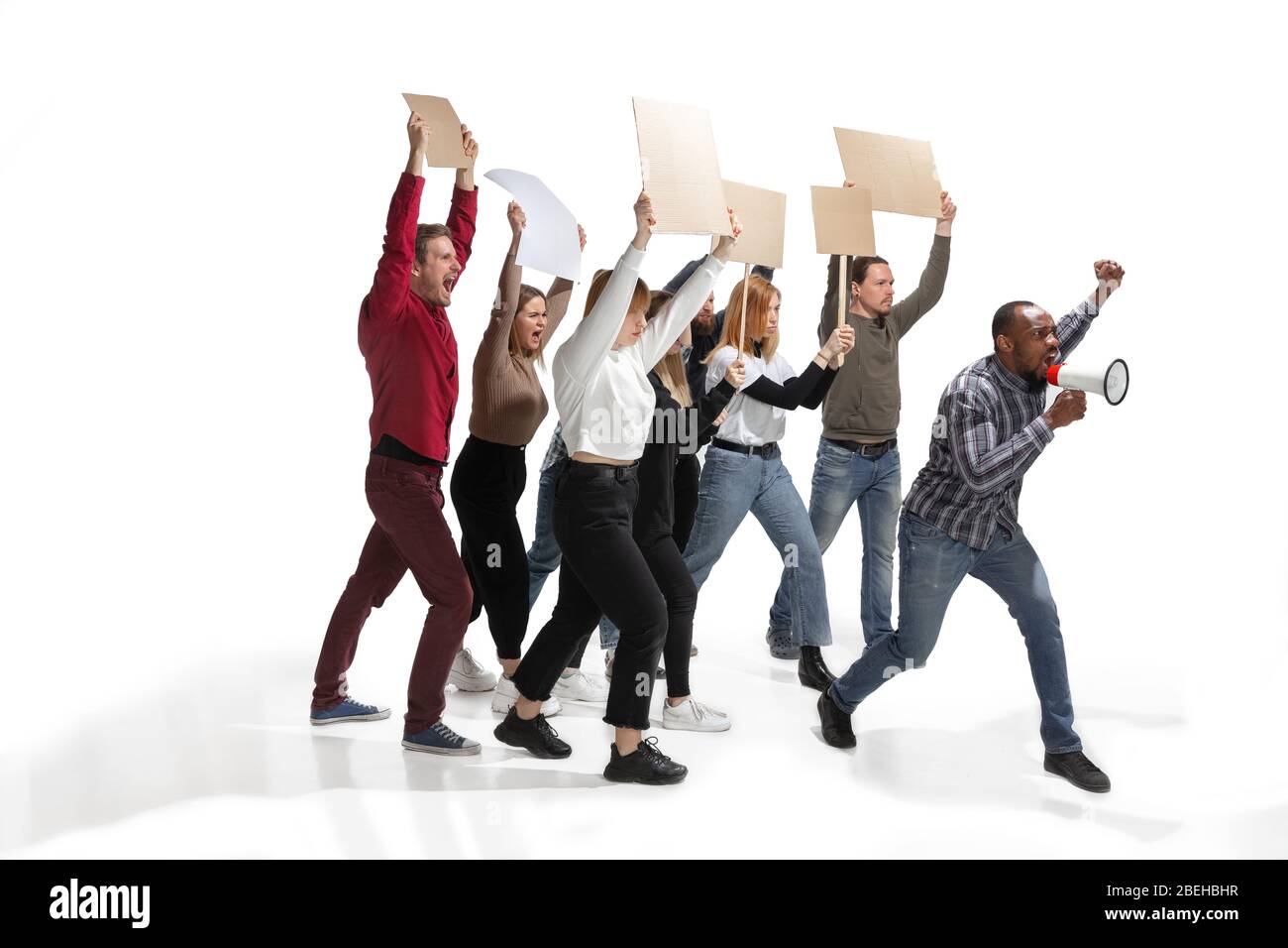 Gruppo emotivo multiculturale di persone che urlano mentre tengono in bianco cartelli su sfondo bianco. Donne e uomini che gridano, chiamano. Attivismo, cittadinanza attiva, vita sociale, protesta, diritti umani. Foto Stock