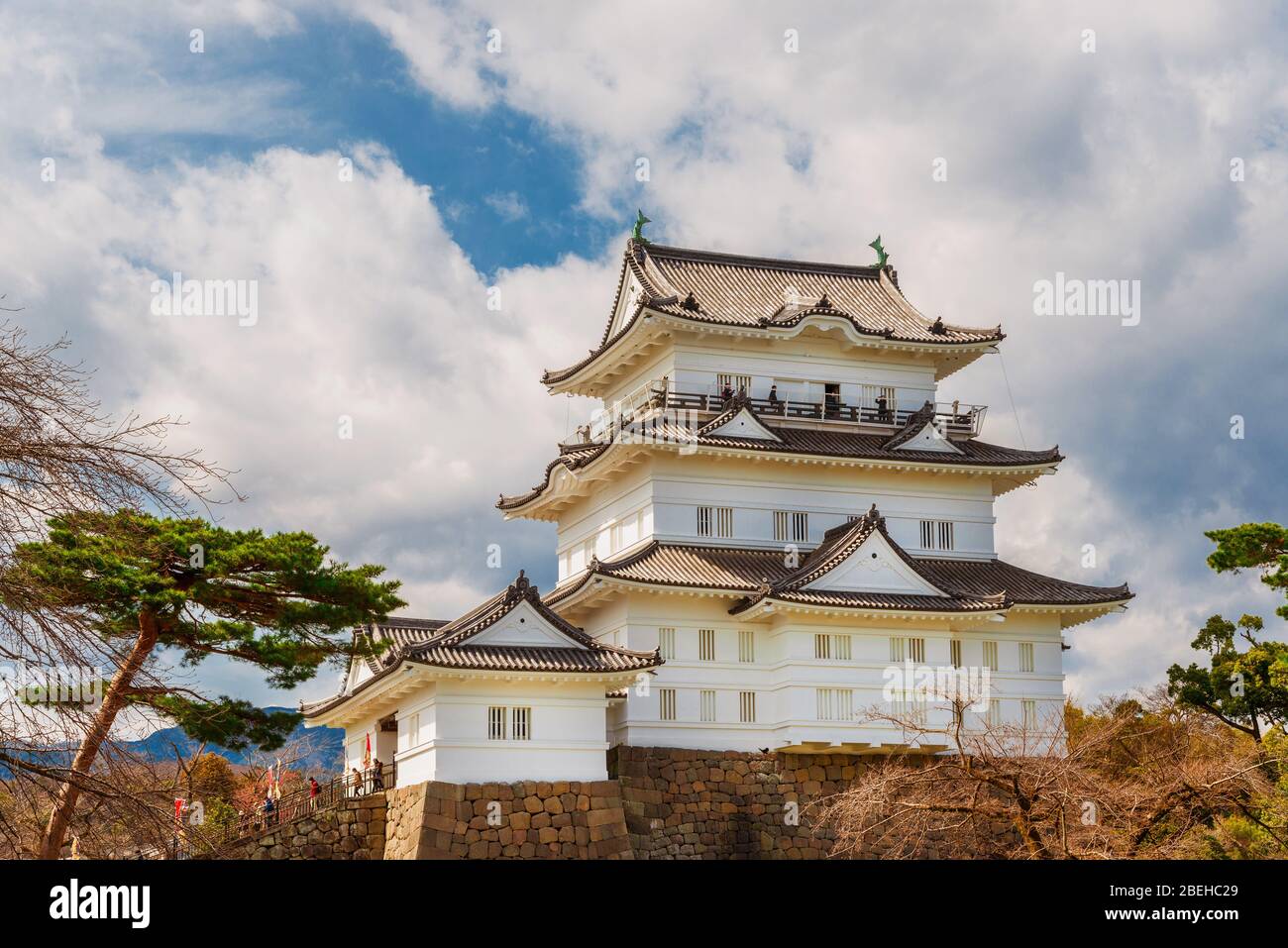 I turisti visitano il Parco del Castello di Odawara nella regione di Kanto, vicino a Hakone Foto Stock