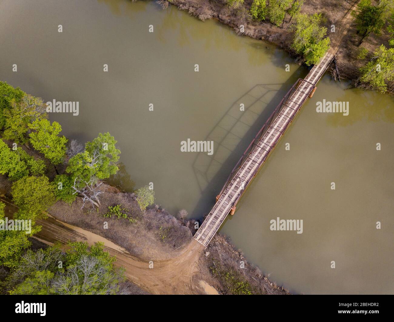 Immagine aerea di un vecchio ponte in ferro e legno nella campagna Arkansas. Foto Stock