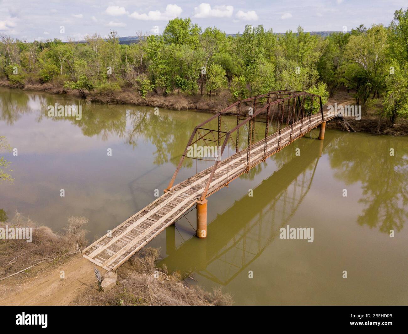 Immagine aerea di un vecchio ponte in ferro e legno nella campagna Arkansas. Foto Stock