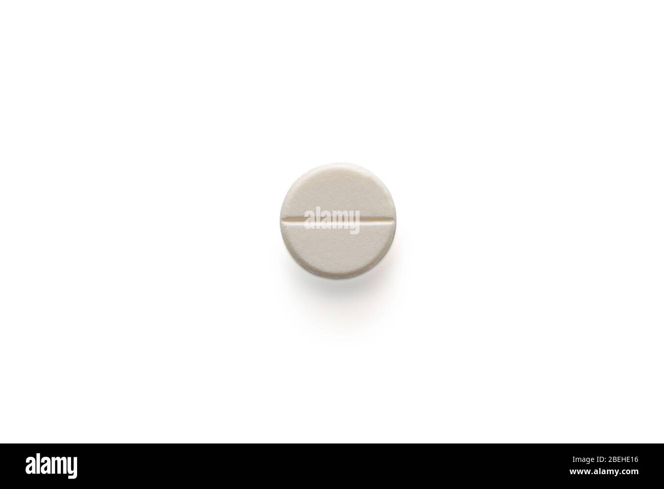 Pillola bianca rotonda singola su sfondo bianco isolato con tracciato di ritaglio e spazio di copia. Concetto medico e clinico. Chiudi ripresa macro per presentare p Foto Stock