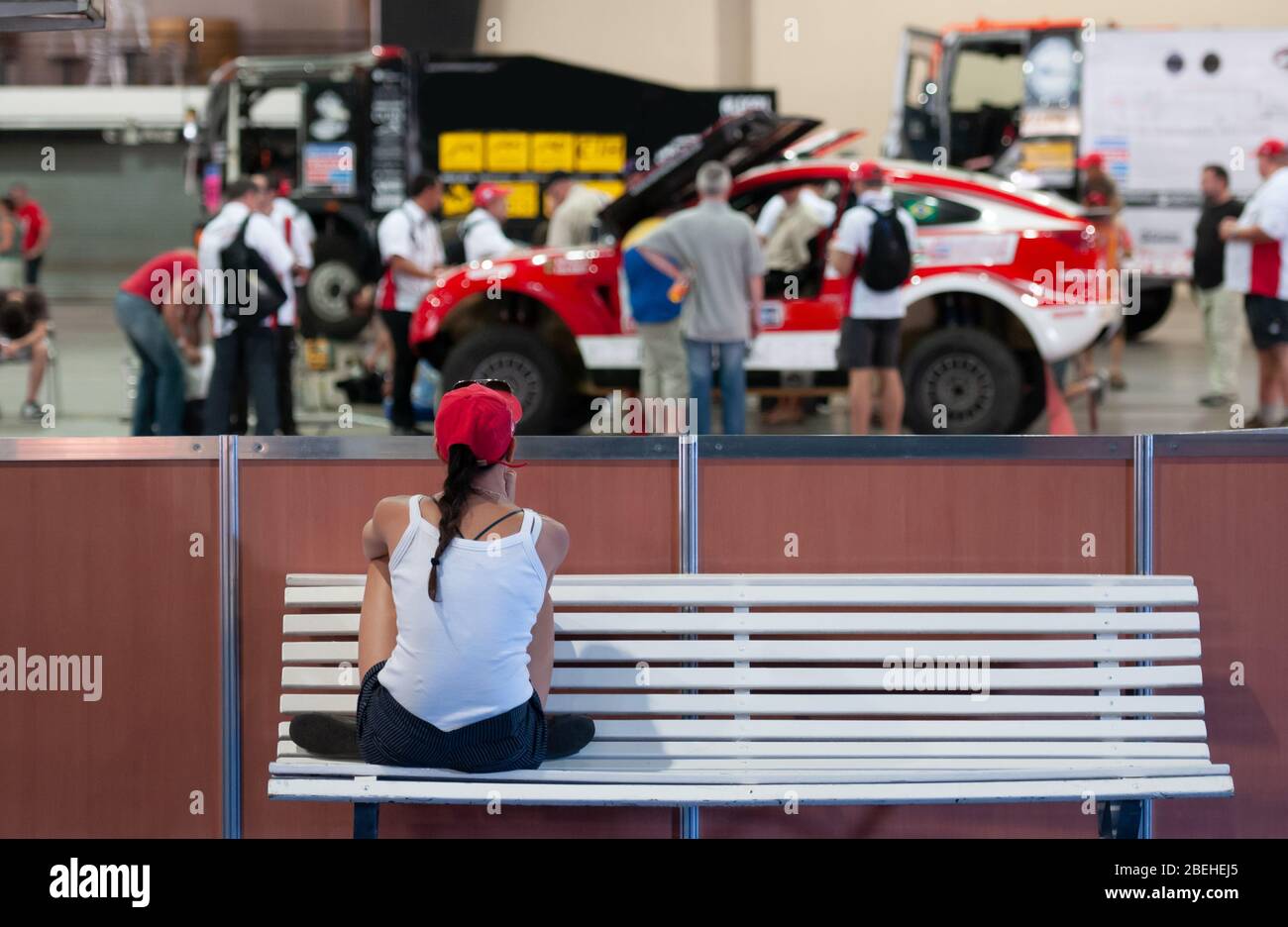 Giovane donna che guarda avanti per diventare un pilota rally Foto Stock