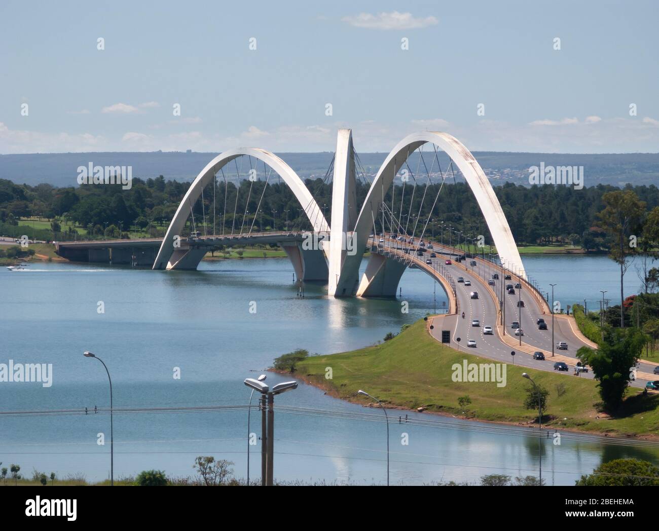 Un moderno ponte sul lago paranoa nella città di Brasilia. Foto Stock