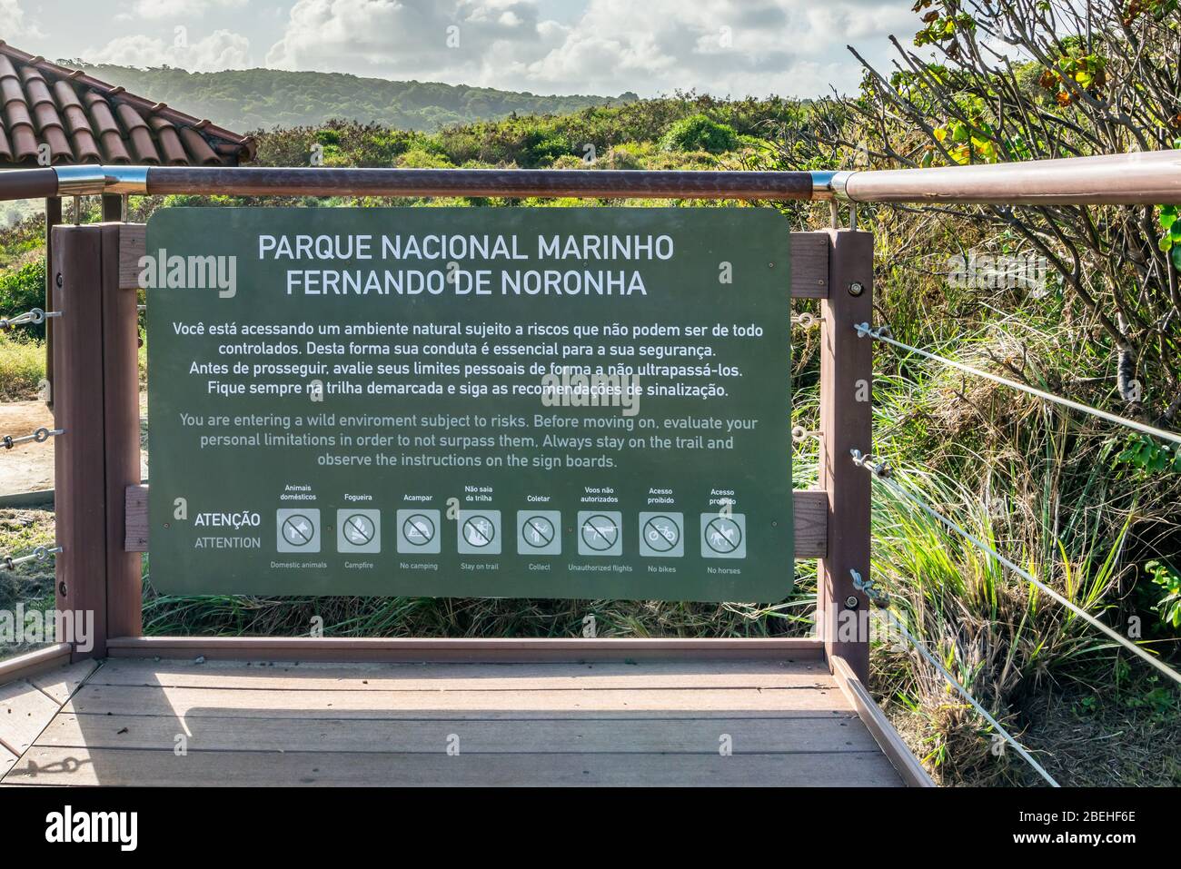 Fernando de Noronha, Pernambuco, Brasile - Luglio, 2019 - Firma con informazioni sulle regole del Parco Nazionale Marino Fernando de Noronha a Paria do Leao, Foto Stock