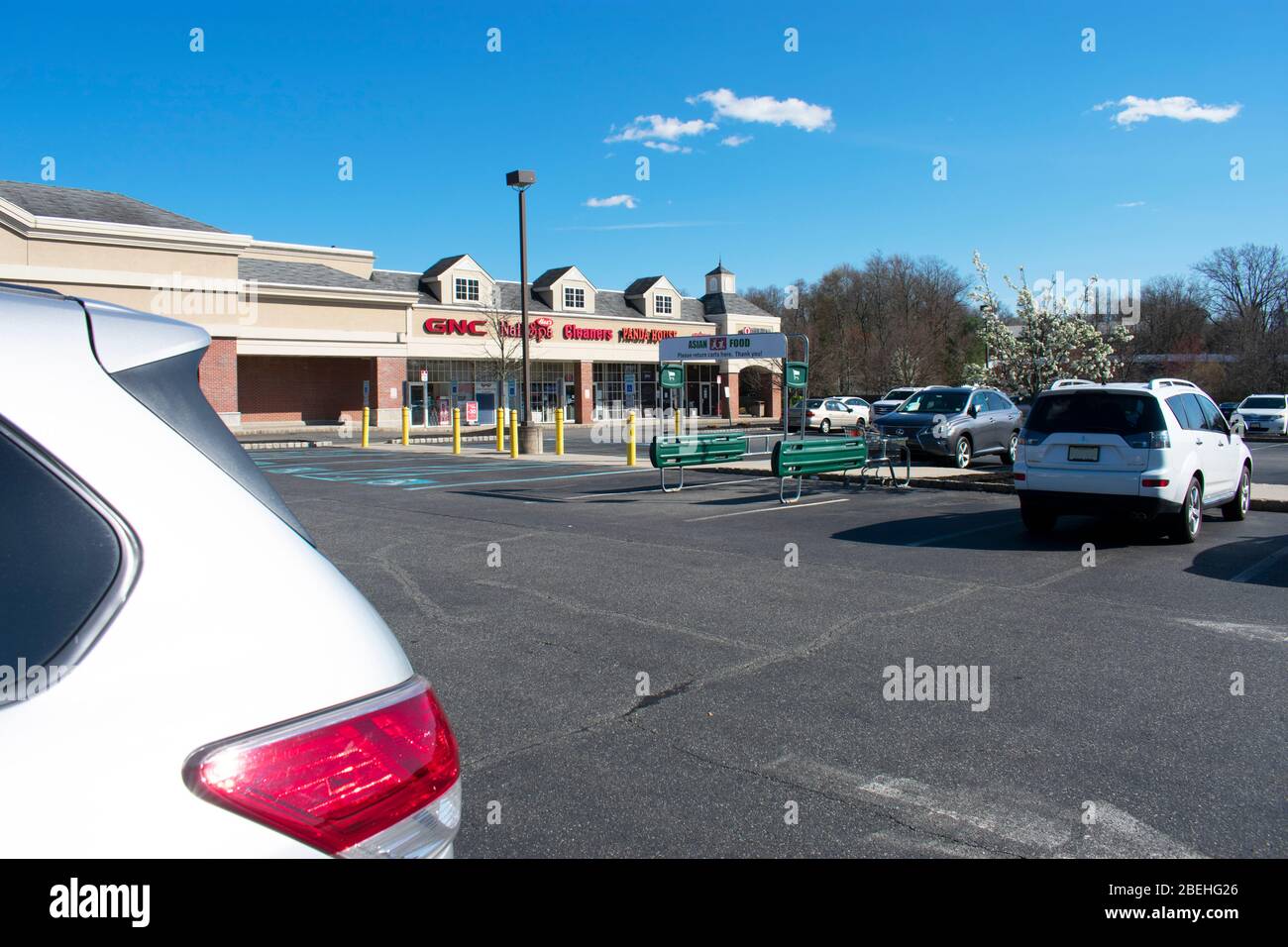 Pochi acquirenti sono trovati in un centro commerciale altrimenti occupato a Marlboro, New Jersey, Lunedi, 6 aprile 2020, a causa delle restrizioni Covid-19 -03 Foto Stock