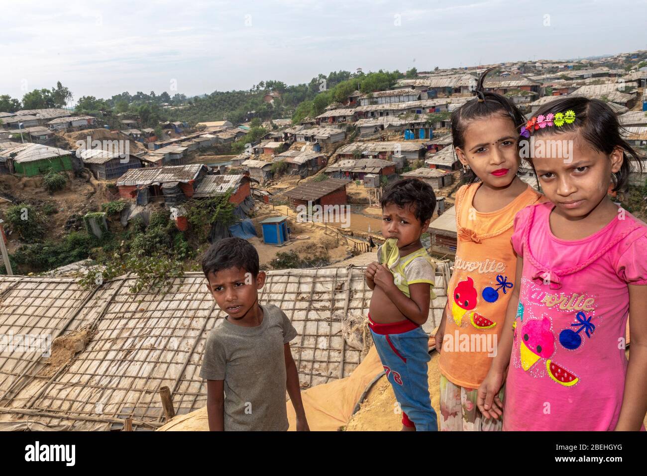 I bambini Rohingya che si affacciano sul loro campo profughi, a sud di Cox's Bazar vicino al confine con Myanmar. Foto Stock