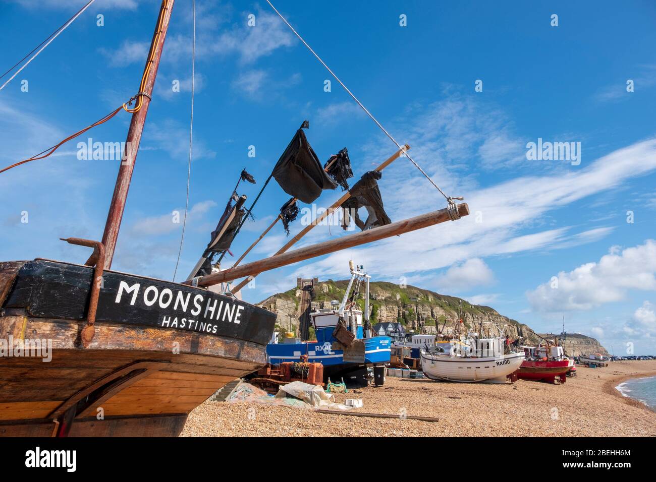 Pesca Moonshine barca sulla spiaggia di Hastings Old Town Stade, East Sussex, Regno Unito Foto Stock