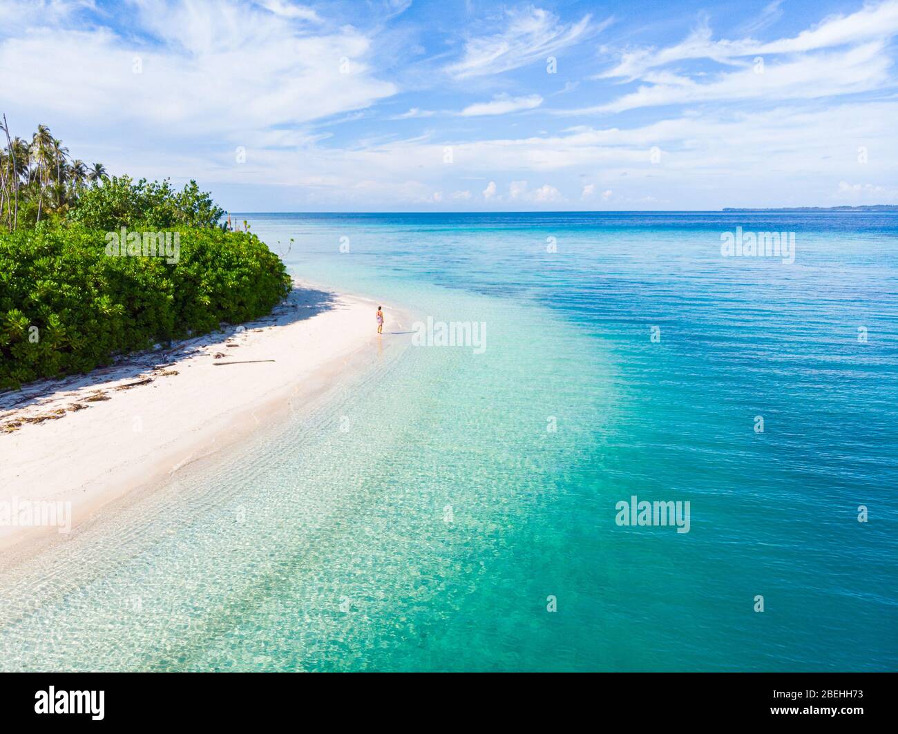 Coppia sulla spiaggia tropicale a Tailana Isole Banyak Sumatra arcipelago tropicale Indonesia, nella provincia di Aceh, Coral reef spiaggia di sabbia bianca destinazione di viaggio immersioni subacquee Foto Stock