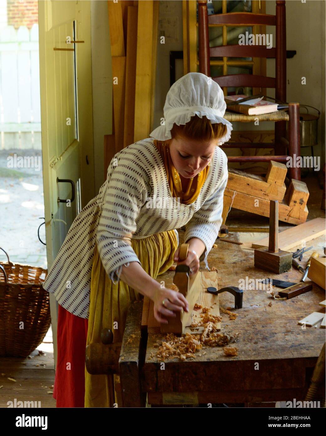 Giovane donna che usa un piano di legno. Foto Stock