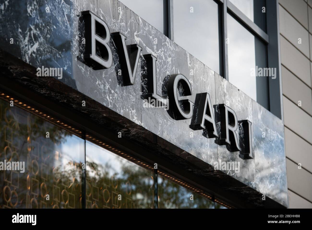 Washington, Stati Uniti. 13 Aprile 2020. Una visione generale del logo Bulgari visto su un negozio a Washington, DC il 13 aprile 2020, in mezzo alla pandemia di Coronavirus. Global confermati casi COVID-19 si avvicinò a 2 milioni e il totale dei decessi è passato 100,000 questa settimana, mentre il Congresso degli Stati Uniti ha negoziato successivi finanziamenti di stimolo come un importante fondo di prestito per piccole imprese si avvicina a vuoto. (Graeme Sloan/Sipa USA) Credit: Sipa USA/Alamy Live News Foto Stock