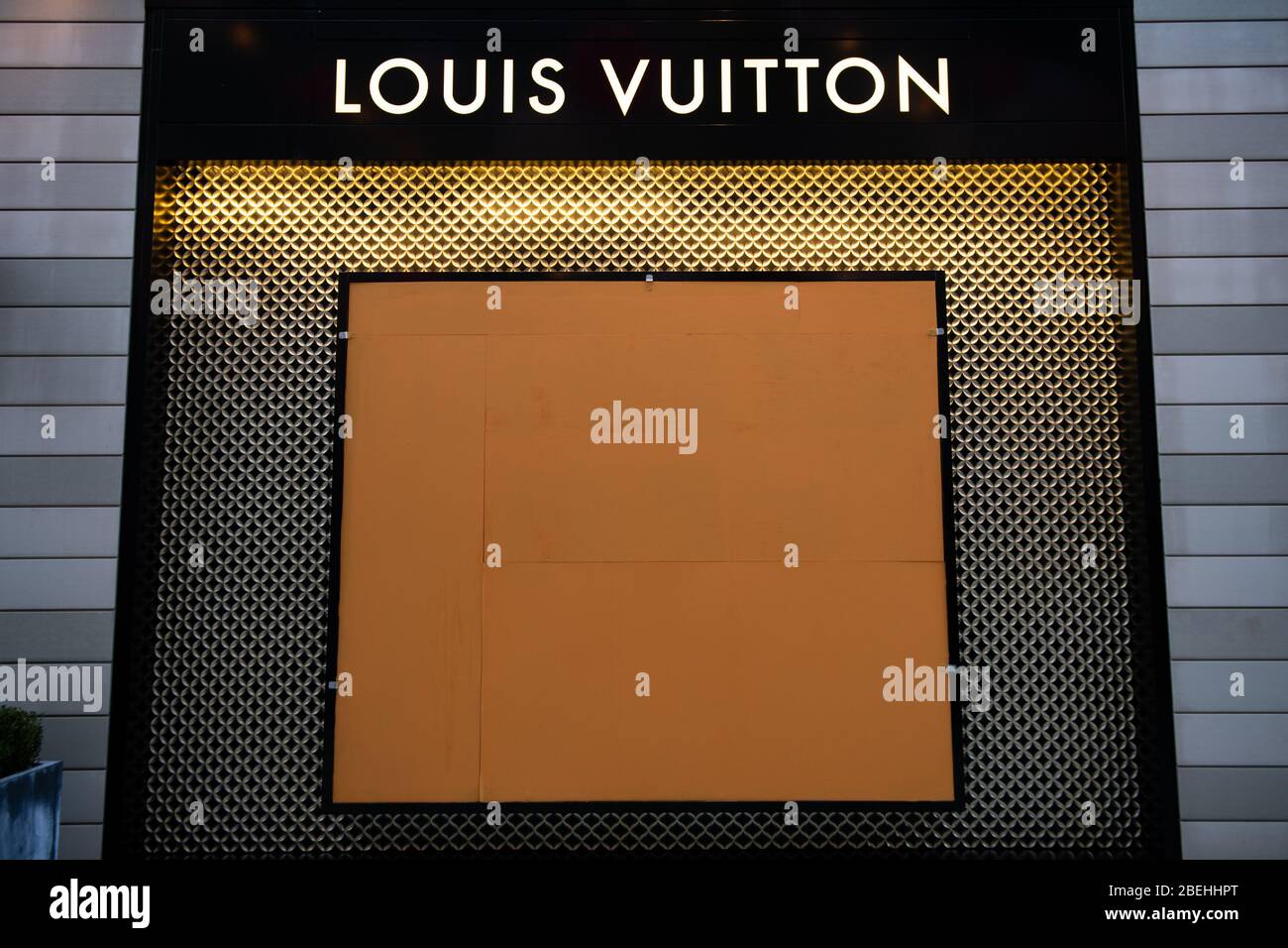 Washington, Stati Uniti. 13 Aprile 2020. A salire sul deposito Louis Vuitton come visto a Washington, DC il 13 aprile 2020, in mezzo alla pandemia di Coronavirus. Global confermati casi COVID-19 si avvicinò a 2 milioni e il totale dei decessi è passato 100,000 questa settimana, mentre il Congresso degli Stati Uniti ha negoziato successivi finanziamenti di stimolo come un importante fondo di prestito per piccole imprese si avvicina a vuoto. (Graeme Sloan/Sipa USA) Credit: Sipa USA/Alamy Live News Foto Stock