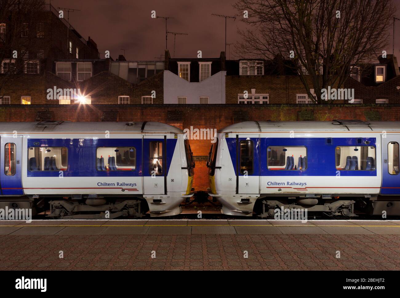 Chiltern Railways classe 165 treni 165038 (L) 165023 (R) parcheggiati nei binari della stazione ferroviaria di London Marylebone Foto Stock