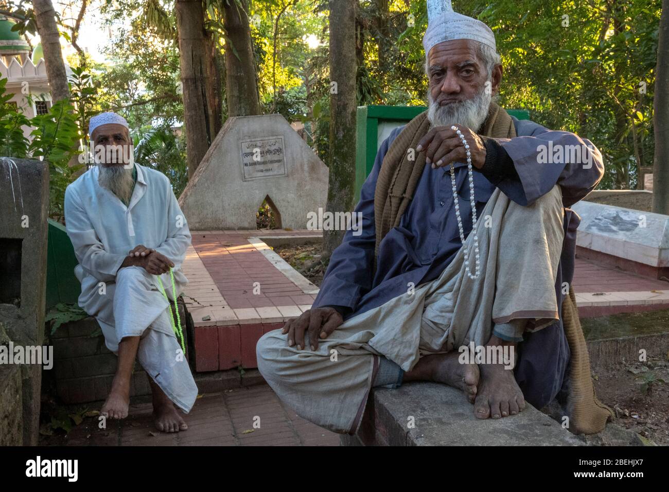 Due anziani pii uomini nel cimitero dietro Hazrat Shahjalal Mazar Sharif, tomba di Hazrat Shah Jalal, Sylhet, Bangladesh Foto Stock