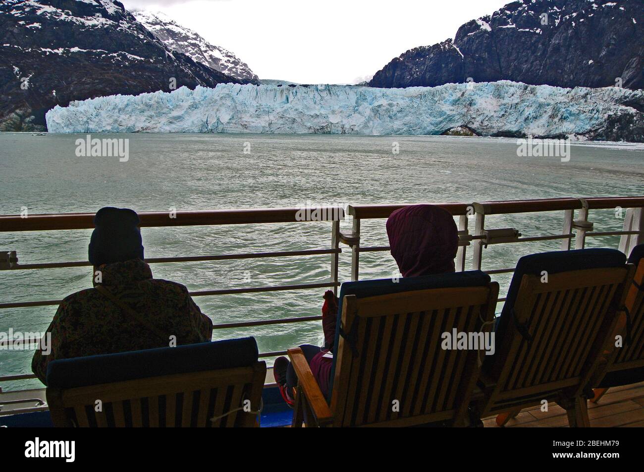 vista in coppia sul ghiacciaio margerie in alaska sulla nave da crociera principessa Foto Stock
