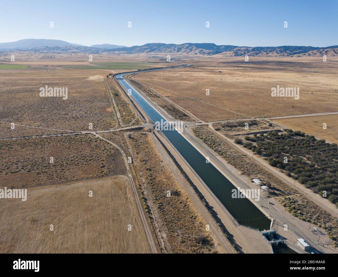 Vista aerea sopra l'acquedotto della California nella Valle dell'Antelope della California a ovest di Lancaster Foto Stock