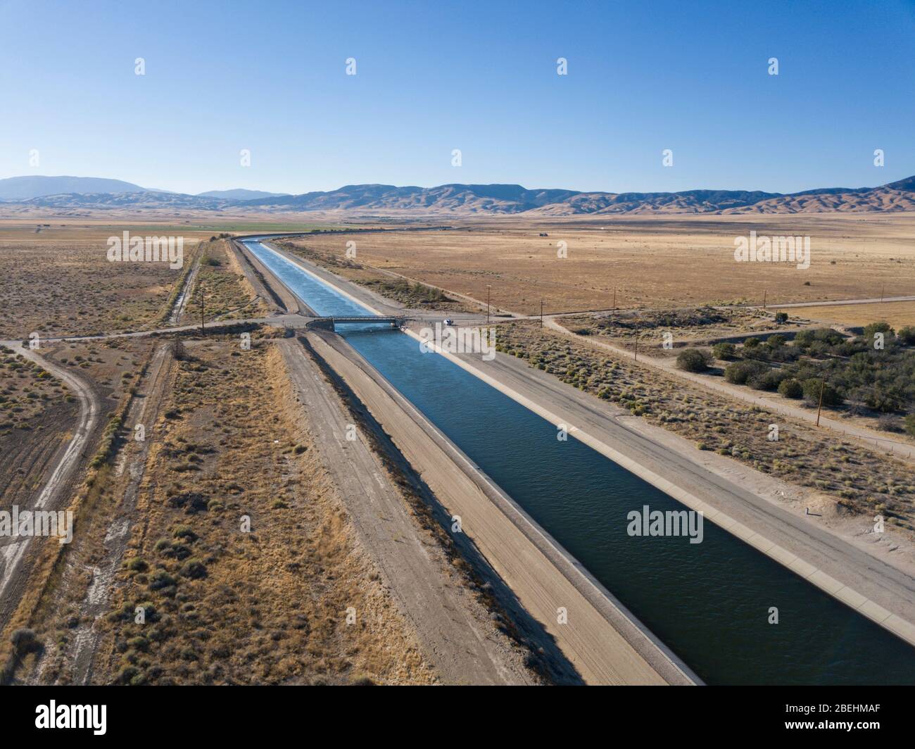 Vista aerea sopra l'acquedotto della California nella Valle dell'Antelope della California a ovest di Lancaster Foto Stock