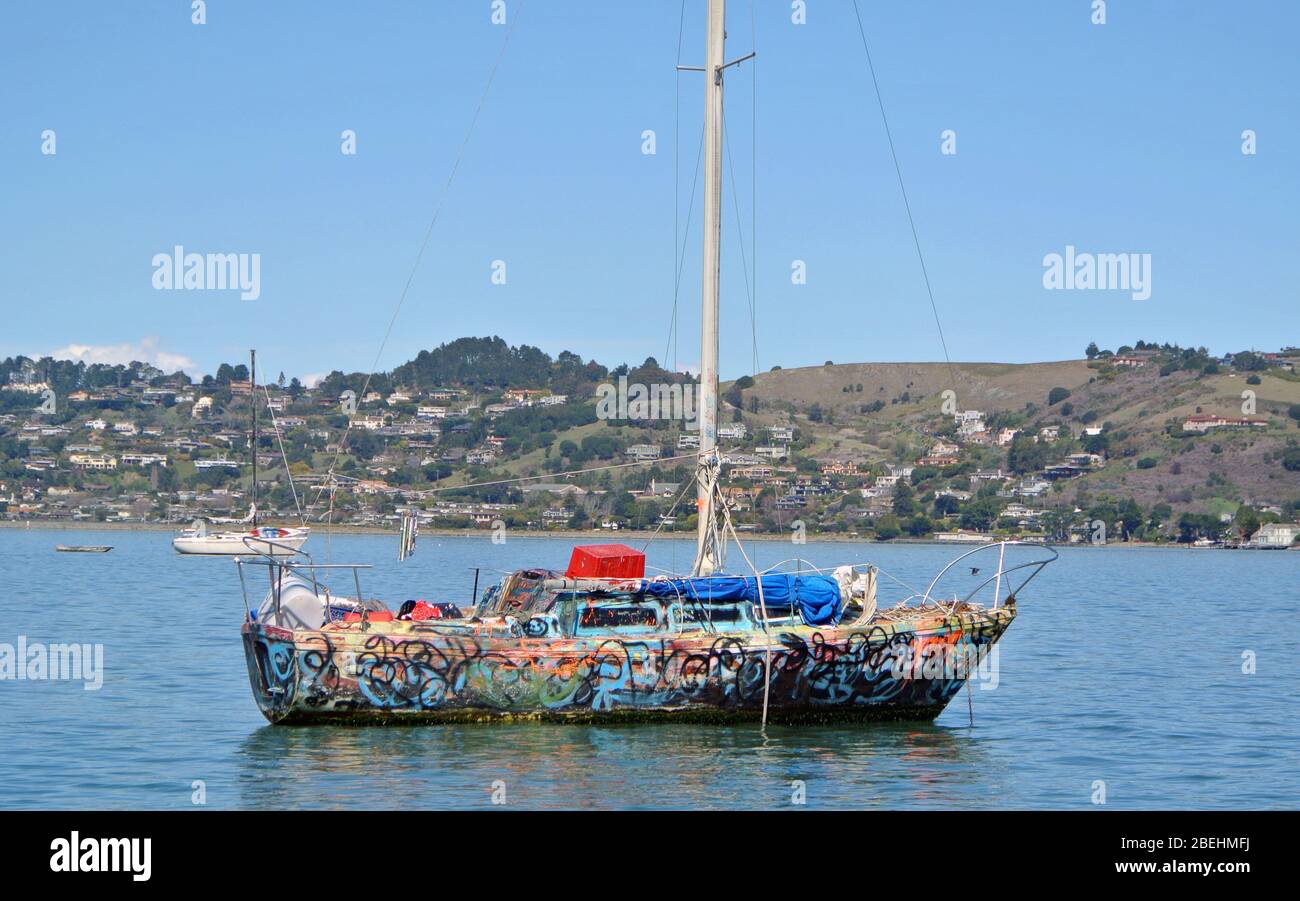 colorato dipinto barca a vela ancora fuori nella baia di richardson sausalito calif stati uniti Foto Stock