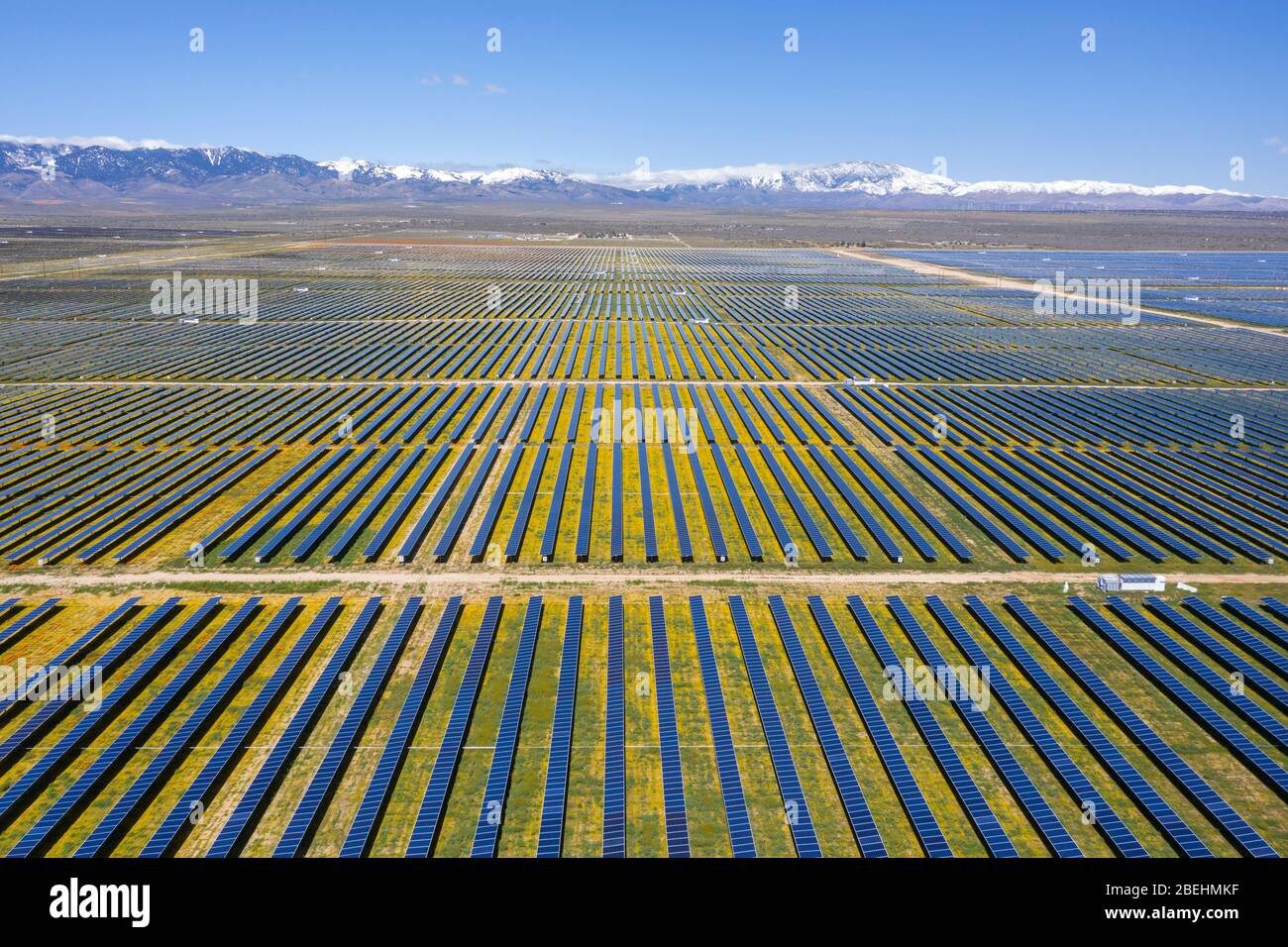 Produzione di energia in un ranch solare fotovoltaico nella Valle Antelope della contea di Los Angeles, California Foto Stock