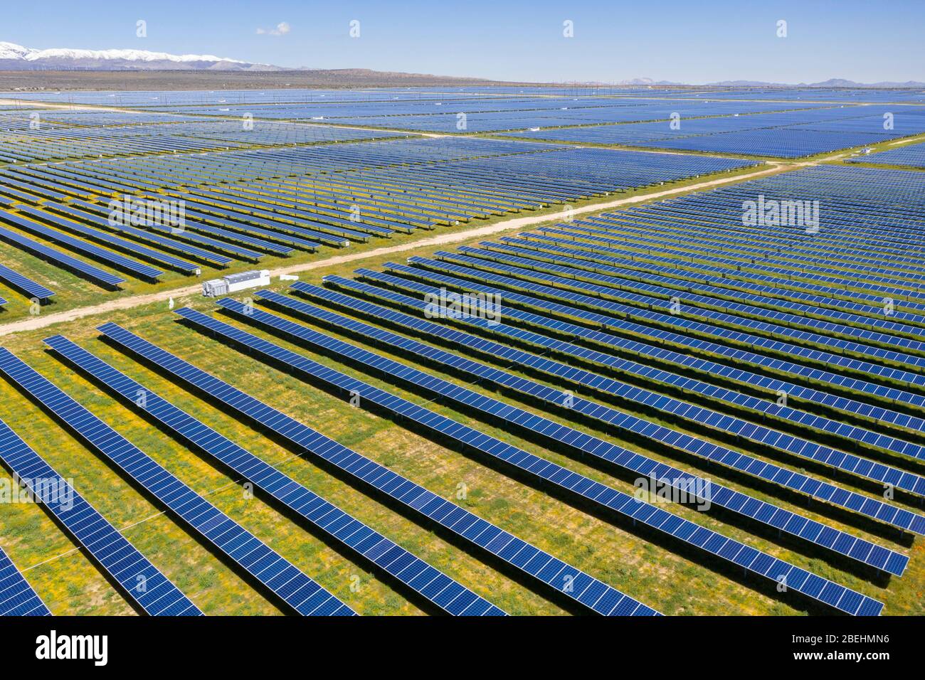 Produzione di energia in un ranch solare fotovoltaico nella Valle Antelope della contea di Los Angeles, California Foto Stock