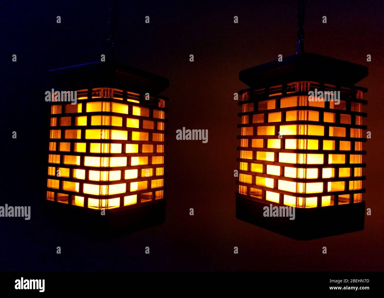 Due luci a lanterna solare con fiamma gialla lampeggiante Foto Stock