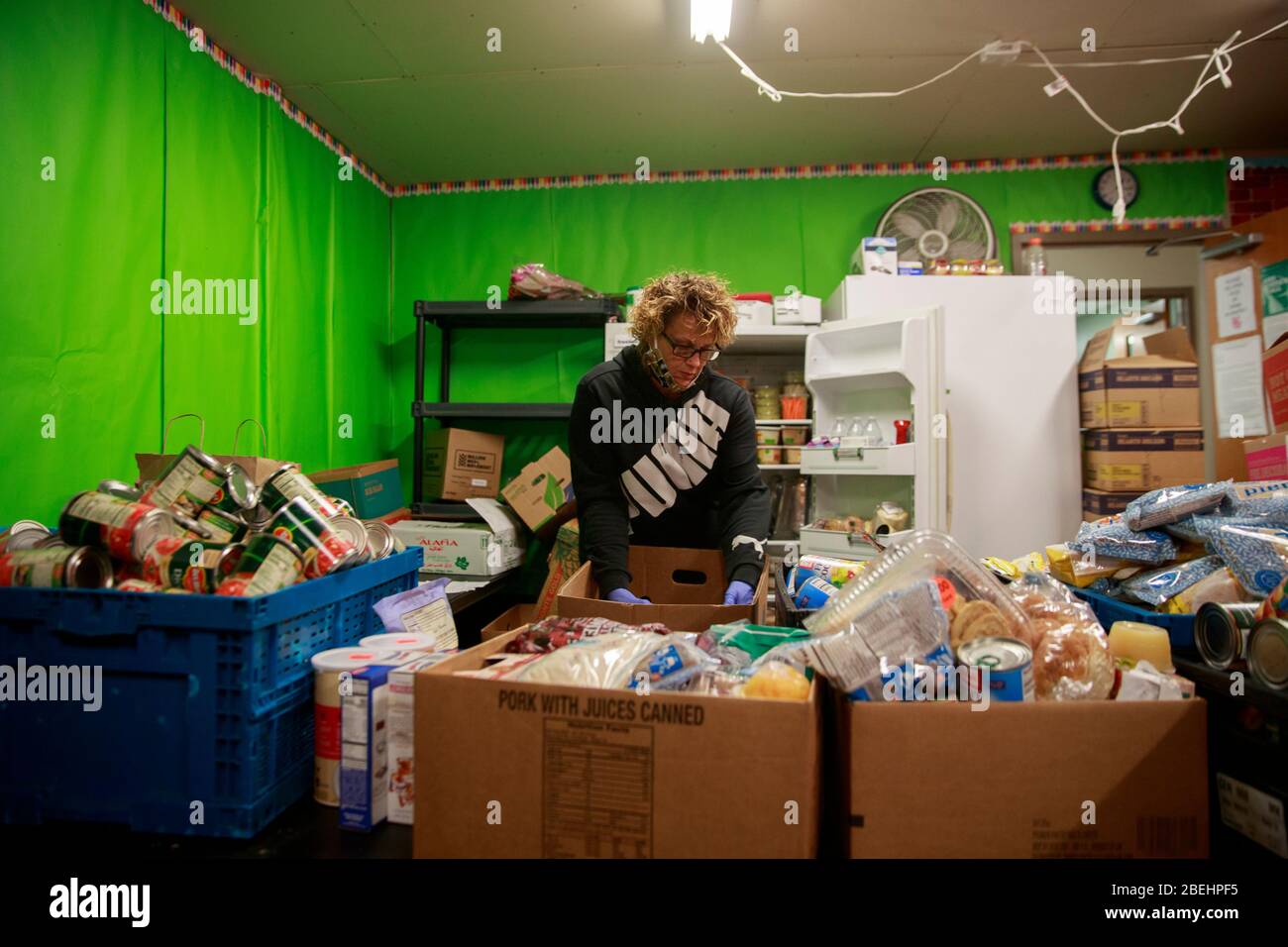 Ellettsville, Stati Uniti. 13 Aprile 2020. Un volontario a Pantry 279 organizza la consegna di cibo da distribuire per i residenti locali che sperimentano insicurezza alimentare durante il COVID-19/Coronavirus Stay-at-home order.Hoosiers sono stati ordinati per viaggiare solo per esigenze essenziali. Credit: SOPA Images Limited/Alamy Live News Foto Stock