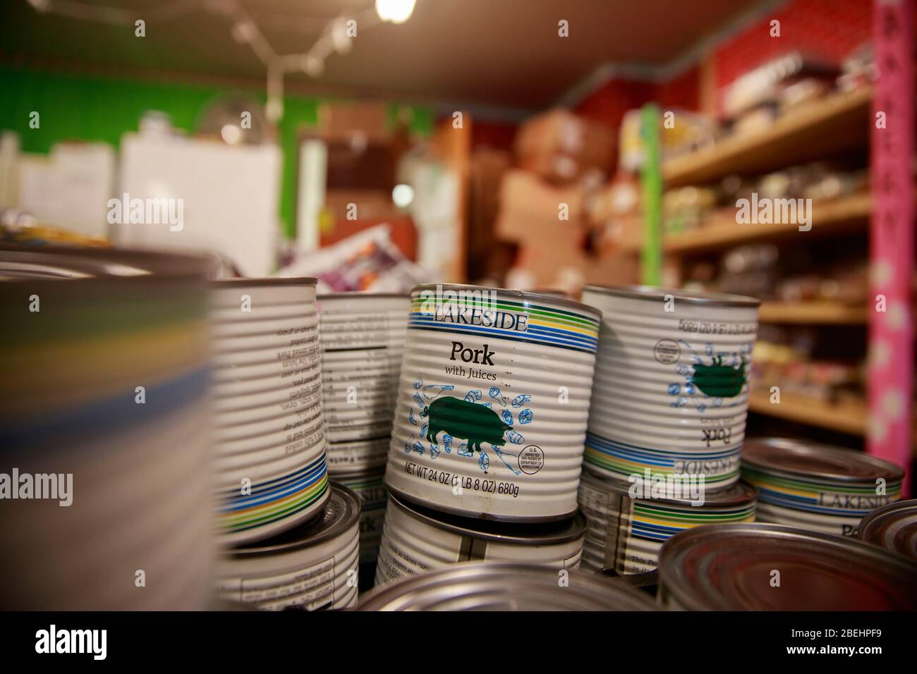 Ellettsville, Stati Uniti. 13 Aprile 2020. Il maiale in scatola è uno degli articoli disponibili a Pantry 279, una dispensa dell'alimento ad aiutare coloro che sperimentano l'insicurezza dell'alimento durante il COVID-19/Coronavirus stay-at-home orderLe persone sono state ordinate solo per viaggiare per i bisogni essenziali. Credit: SOPA Images Limited/Alamy Live News Foto Stock
