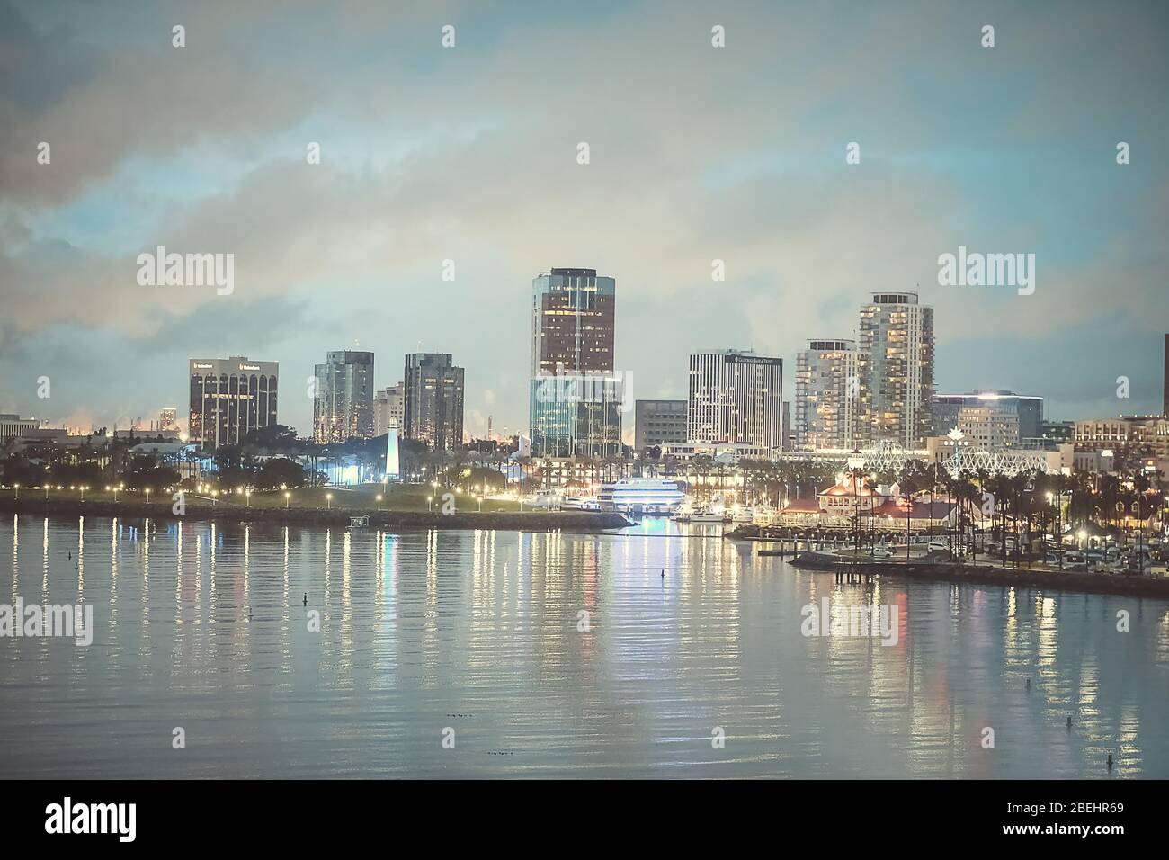 Edifici del centro di Los Angeles di notte durante il blocco Coronavirus Foto Stock