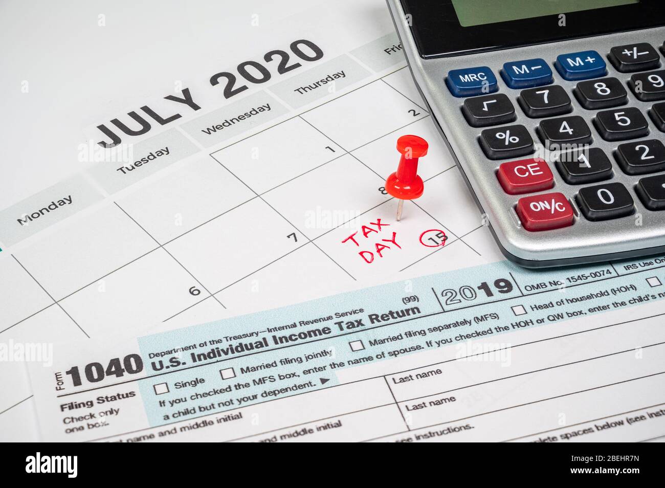 La giornata fiscale è stata prorogata al 15 luglio a causa di Covid-19. Calendario di luglio con modulo di restituzione 1040 e giorno fiscale. Foto Stock