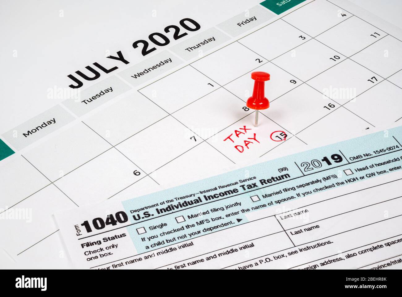 La giornata fiscale è stata prorogata al 15 luglio a causa di Covid-19. Calendario di luglio con modulo di restituzione 1040 e giorno fiscale. Foto Stock